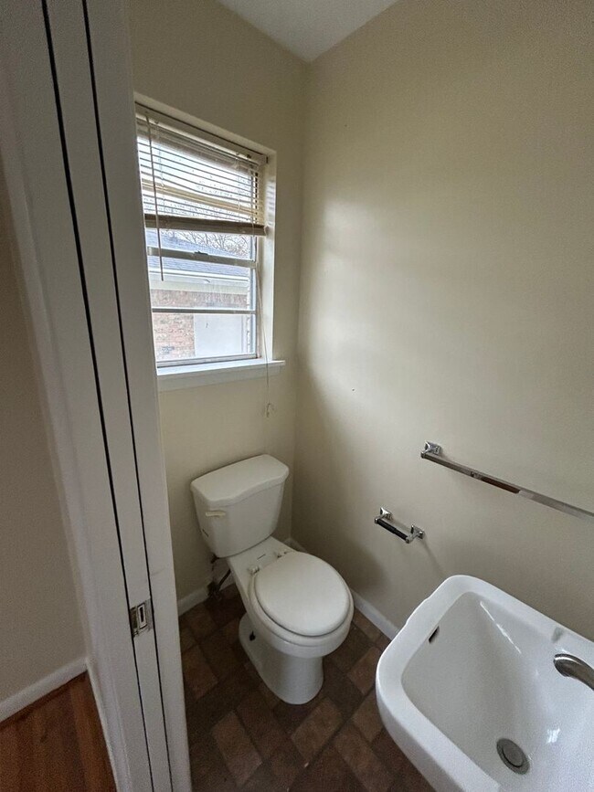 Building Photo - 3 Bedroom and 1.5 Bathroom