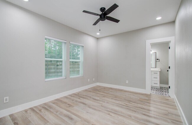 Building Photo - 2114 Oatfield Dr