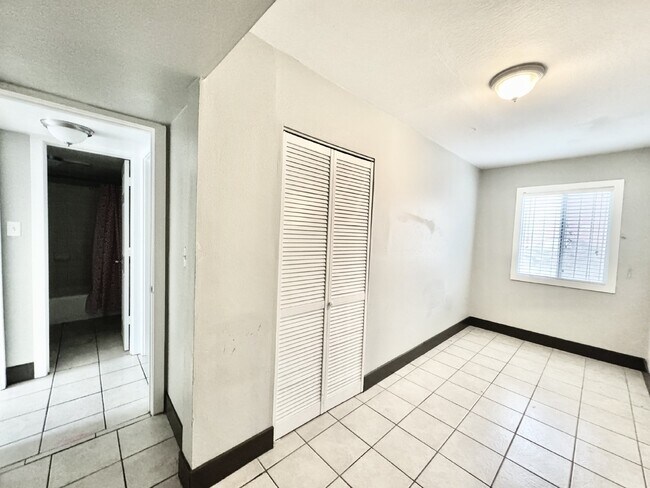 Building Photo - Chic 2-Bedroom Condo in Heart of Las Vegas...