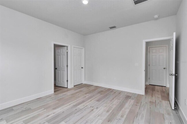 Building Photo - 7911 N Pocono Dr