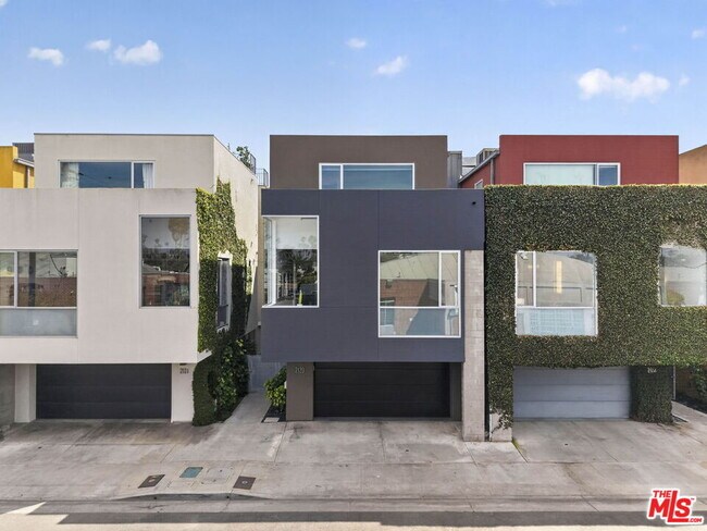 Building Photo - 2120 Narcissus Ct