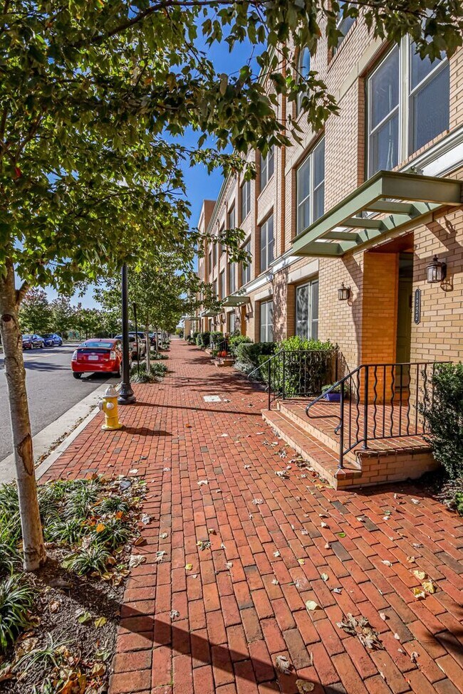 Building Photo - Updated 3br/2.5ba Condo Townhome Alexandria Walk to Metro