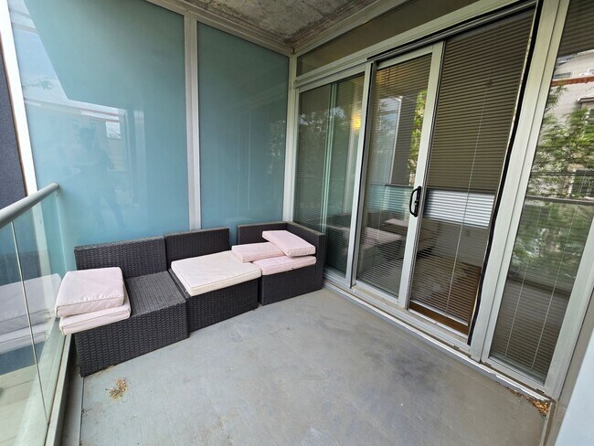 Building Photo - HUGE Stunning Bright 3 bed 2.5 bath loft i...
