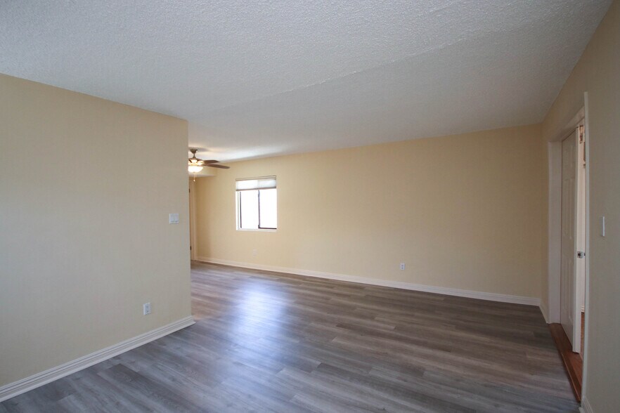 Building Photo - 874 S Marengo Ave