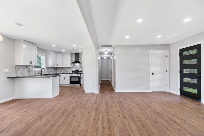 Building Photo - 809 Carson Dr