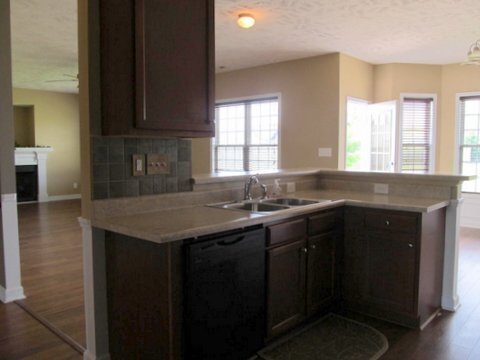 Building Photo - Beautiful 4 Bedroom Home with Spacious Bac...