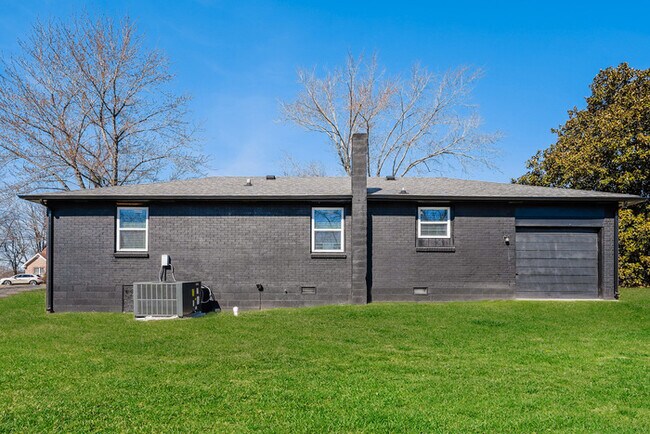 Building Photo - Charming 3-Bedroom Clarksville Home with Garage