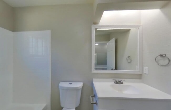 Building Photo - Chic & Comfortable 3-Bedroom Property Ready to Move In