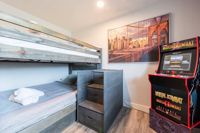 Building Photo - 4917 E Granada Rd