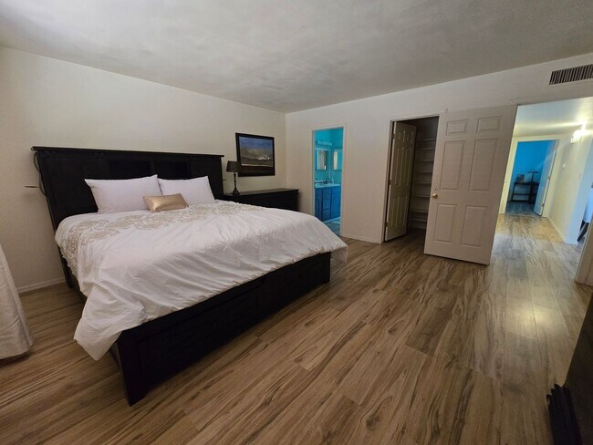 Building Photo - Furnished, 1-year long-term rental