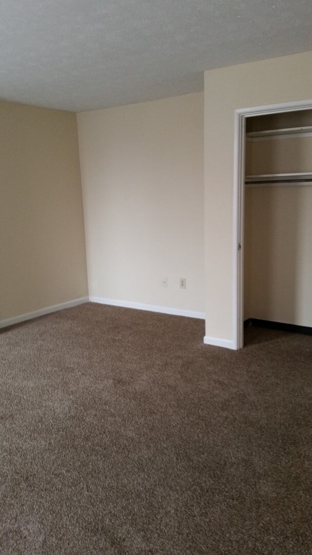 Building Photo - Large Town Home