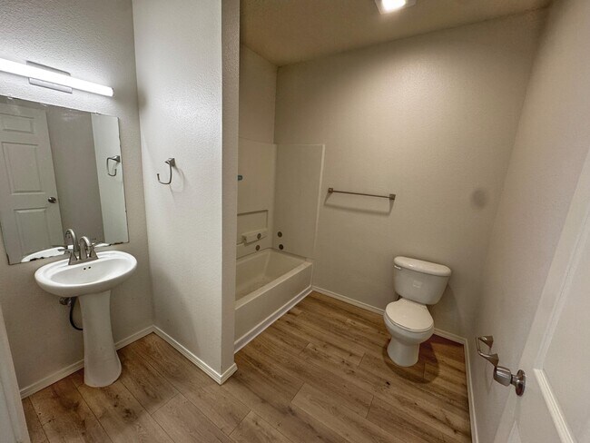 Building Photo - 1105 Meadowlark Way SE