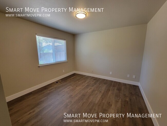 Building Photo - 1067 N Crestley Ave