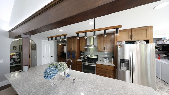 Building Photo - 3 Bed 3 Bath - Upgrades Throughout - Matur...