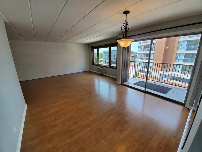 Building Photo - 659 S River Rd