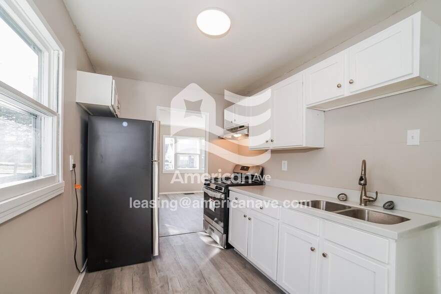 Building Photo - 823 W Bartlett Ct