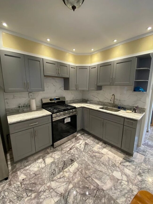 Building Photo - Recently updated 3 Beds 1.5 Bath home, loc...
