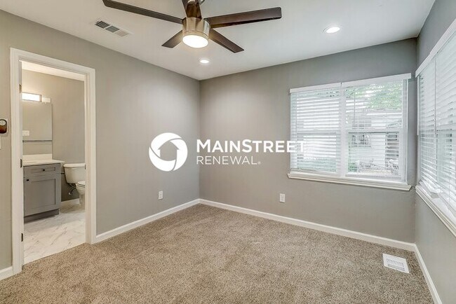 Building Photo - 3 Bedroom Pet-Friendly Home in DALLAS, TX with Main Street Renewal
