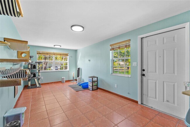 Building Photo - 6331 SW 18th St