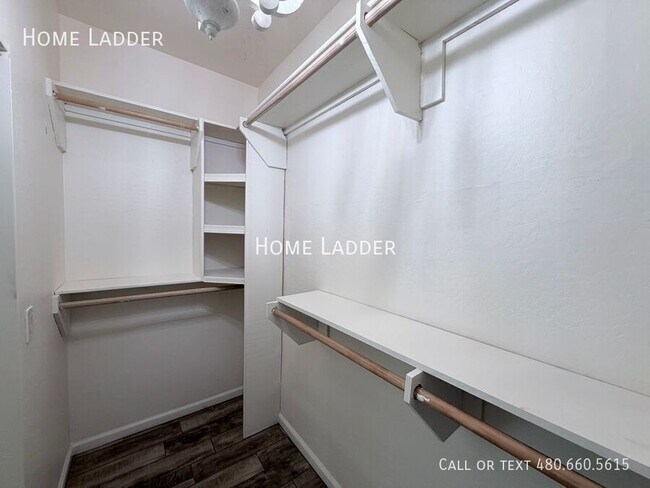 Building Photo - 915 East Gold Dust Way