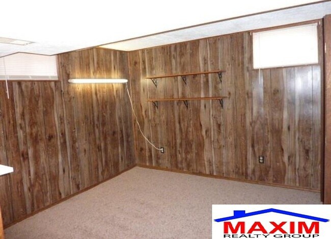 Building Photo - Move-in special offer!!!  Huge house - over 2,200 sqft convenient location and private backyard $...