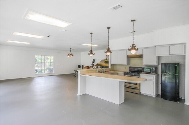 Building Photo - 536 Oak Dr