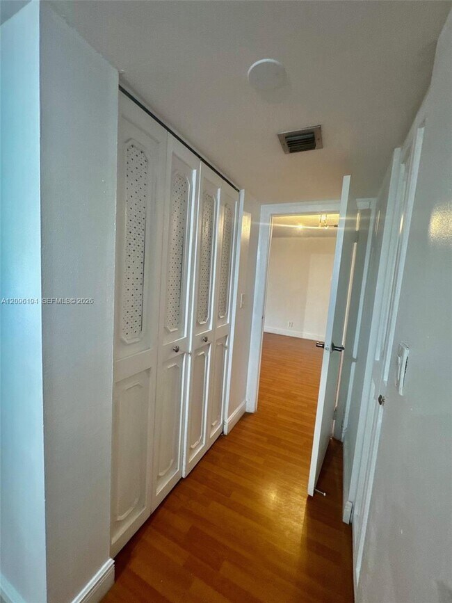 Building Photo - 3475 N Country Club Dr