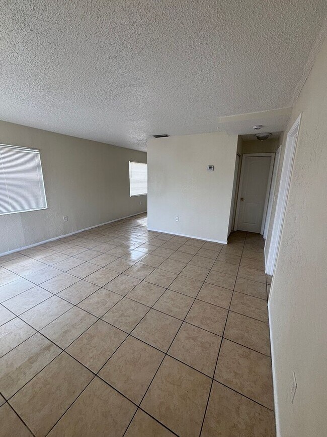 Building Photo - 3 bedroom 2 bath duplex