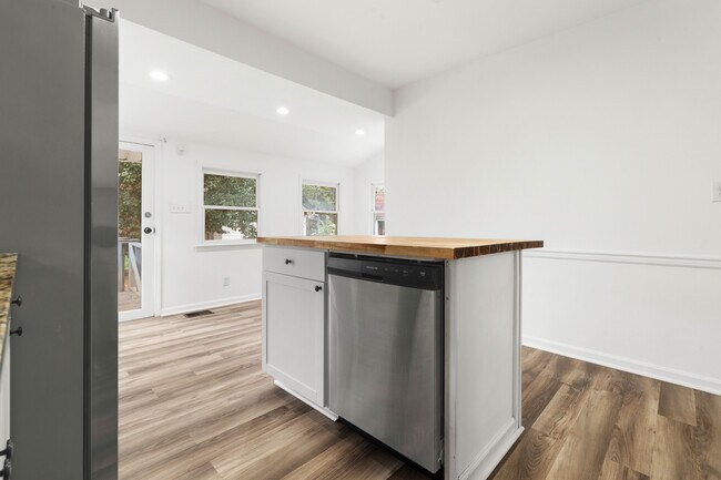 Building Photo - 2416 Sherry Rd