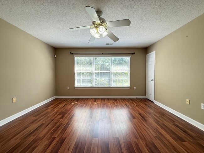 Building Photo - 1860 Crest Hollow Dr