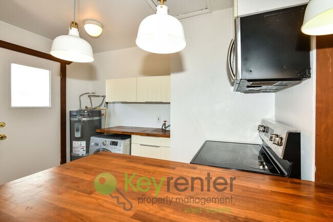 Building Photo - Clean Design and Easy Living in Seattle