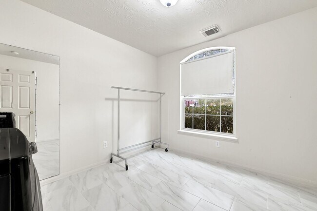 Building Photo - 1319 Bayport Ln