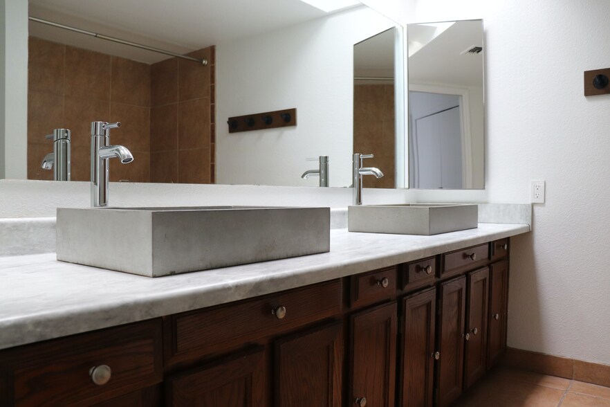 master bath - 3030 N Hayden Rd