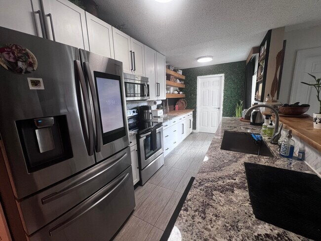 Building Photo - 200 Sparrow Dr