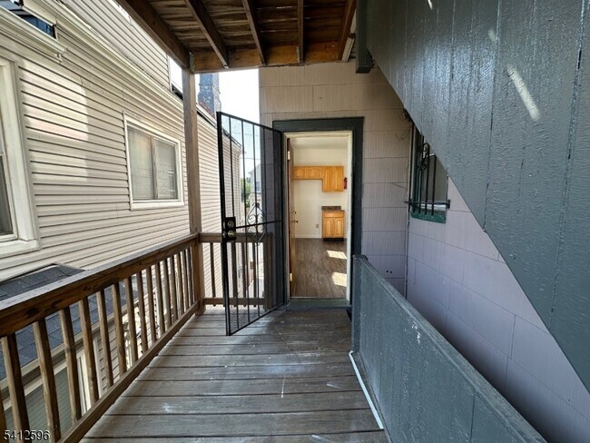 Building Photo - 145 Smith St