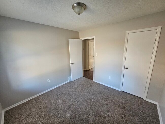 Building Photo - 10811 Chateau Dr