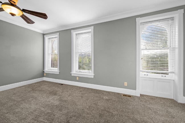 Building Photo - 2213 Missouri Ave