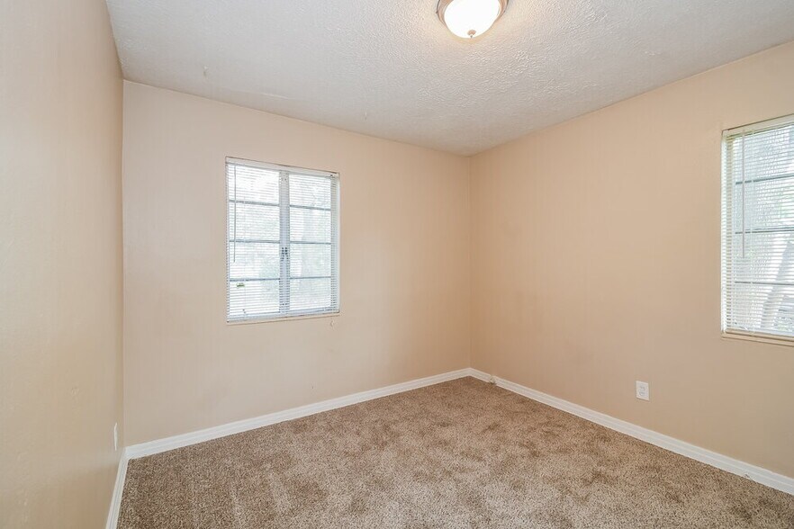 Building Photo - 3041 Detroit Cir N