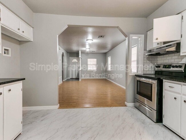Building Photo - 137 S Draper Ave