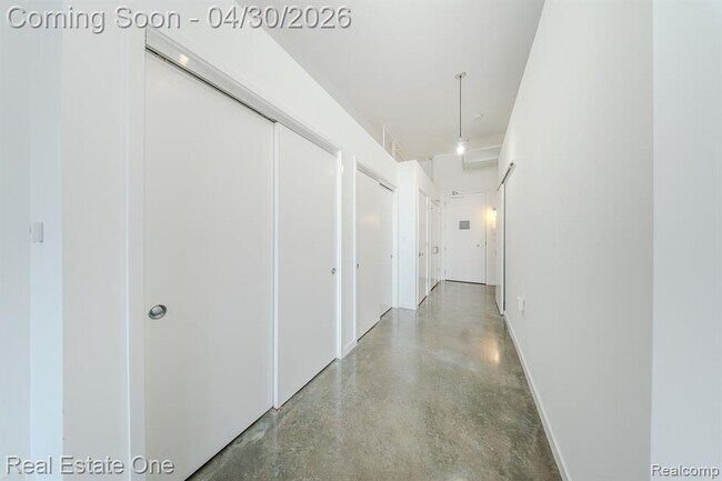 Building Photo - 211 E 9 Mile Rd