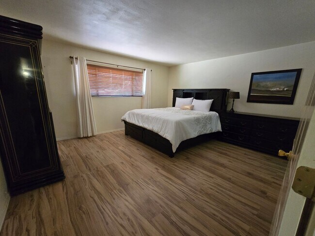 Building Photo - Furnished, 1-year long-term rental