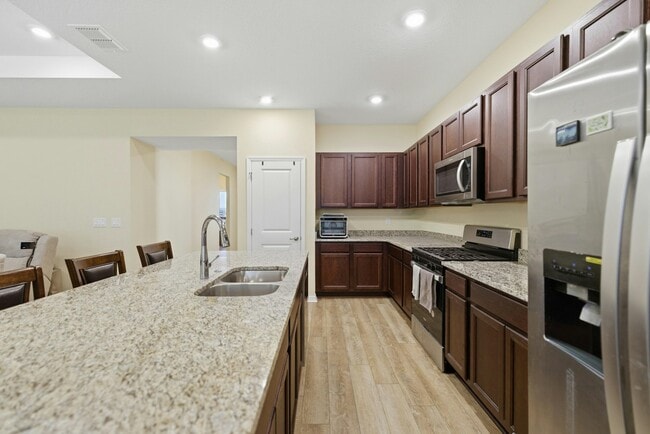 Building Photo - 6137 SW 70th Ave