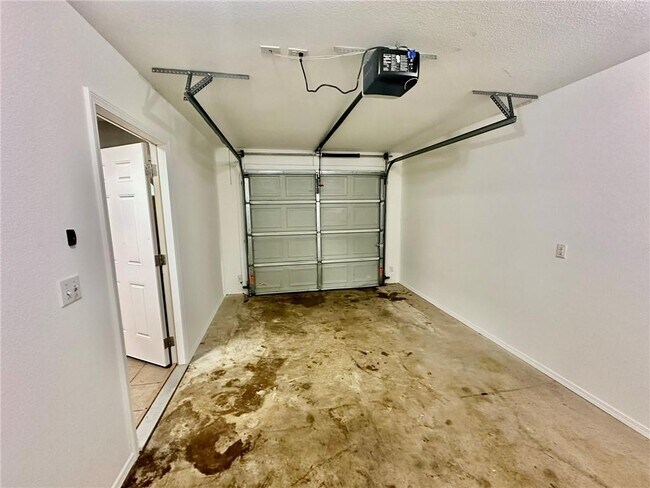 Building Photo - 1460 W Jct St