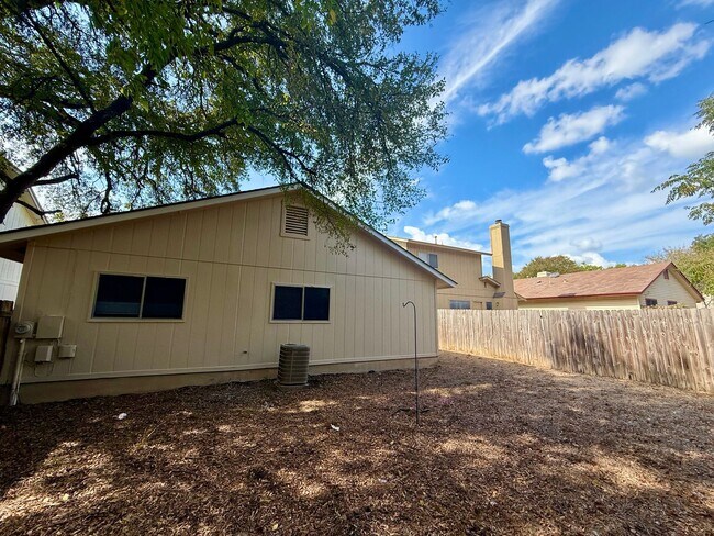 Building Photo - QUIET LOCATION - YARD BACKS TO GREENBELT