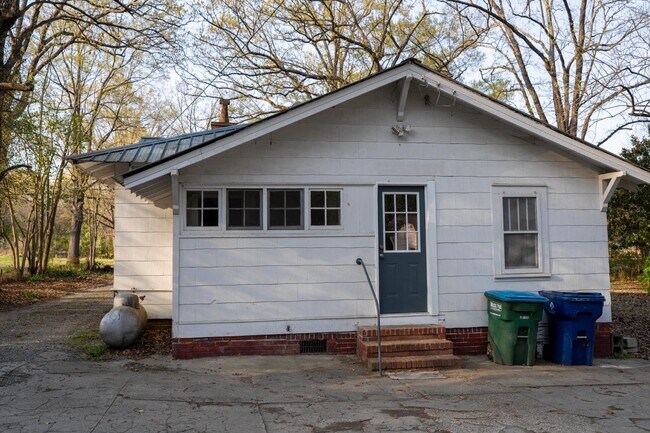 Building Photo - 512 E Main St