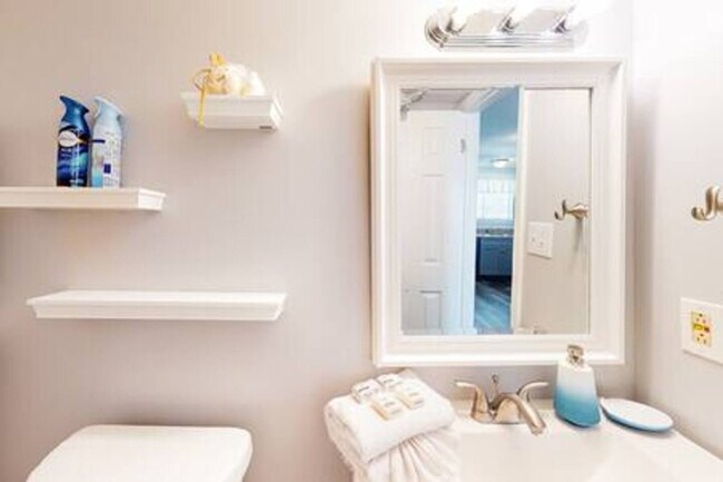 Building Photo - 924 W Beach Blvd