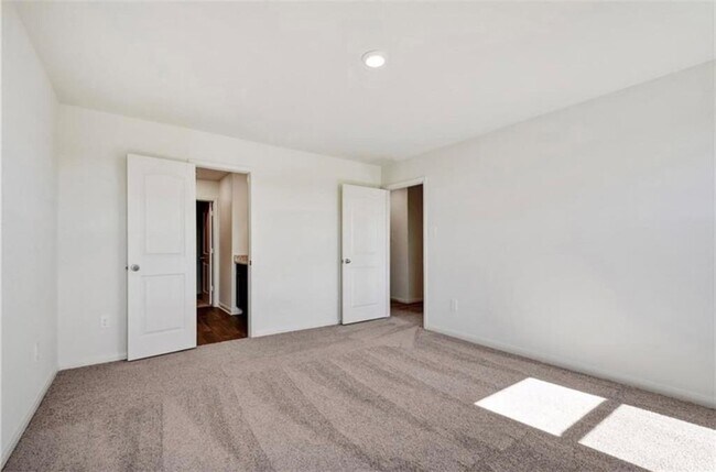 Building Photo - 313 Riverdale Dr