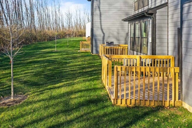 Building Photo - Luxury Townhome, Fishers Schools, Minutes from Shopping, Restaurants, and City Parks!