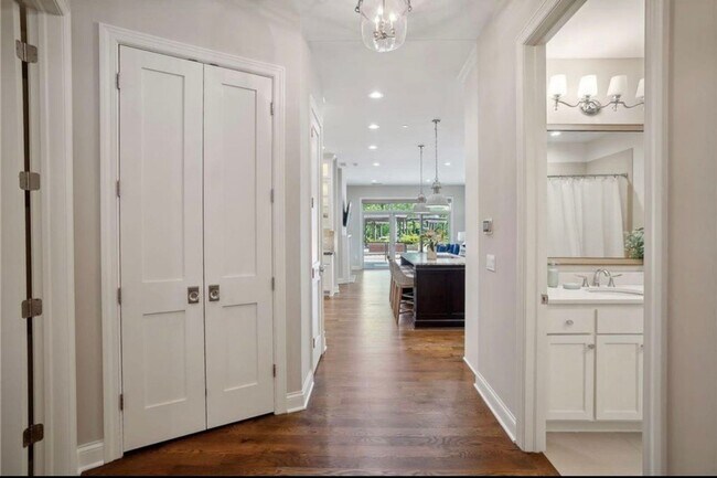 Building Photo - Beautiful 2 bedroom condo for rent