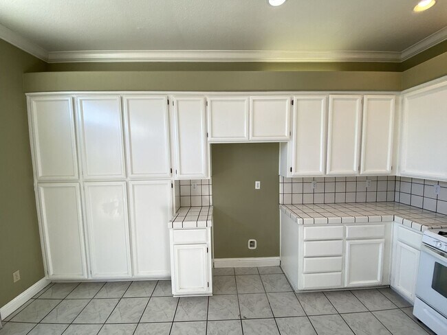 Building Photo - Charming Single-Story Home in Tracy — Across from the Park!